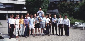 Abbildung 2: Der 1. Linux Kongress in Heidelberg mit Linus Torvalds auf den Schultern von Dirk Hohndel und Eric Youngdale (v.l.) sowie den heutigen Suse-Mitarbeitern Olaf Kirch und Ralf Flaxa (1. Reihe, 3. und 4. v.l.).