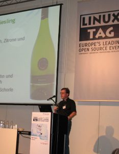 Abbildung 7: KDE-Entwickler und Winzer Christian Boltz spricht auf dem Linuxtag über Wine und Wein.