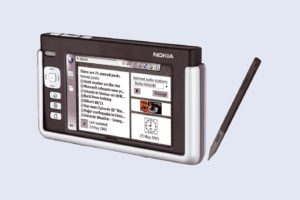 Abbildung 1: Das Nokia 770 Internet Tablet, hier das erste Bild des Prototyps, verfügt über ein hochauflösendes Display mit 800x480 Pixeln. Die Größe entspricht etwa der herkömmlicher PDAs wie des Ipaq von Compaq.
