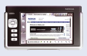 Abbildung 2: Das Nokia 770 ist für die Benutzung im Querformat ausgelegt. Die Funktionstasten hat der Hersteller für Rechtshänder günstig an der linken Geräteseite untergebracht. So bleibt die rechte Hand für den Stift frei.