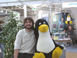 Abbildung 4: Der Österreicher Karl Schulze zog am Stand der Linux New Media AG das große Los und gewann einen der begehrten Riesen-Plüschpinguine im Preisausschreiben.