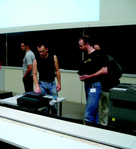 Abbildung 3: Ralf Spenneberg (links) und Olaf Kirch (zweiter von links) während einer Umbaupause in einem der Uni-Hörsäle am Linux-Kongress.