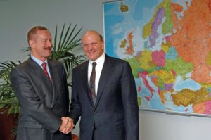 Abbildung 1: Microsoft-CEO Steve Ballmer (rechts, mit Siim Kallas, Vizepräsident der EU-Kommission und verantwortlich für Verwaltungsangelegenheiten, Rechnungskontrolle und Antikorruption) bemüht sich um gute Stimmung. Die EU-Kommission tritt dem Unternehmen derzeit mit Monopolstrafen auf die Füße.