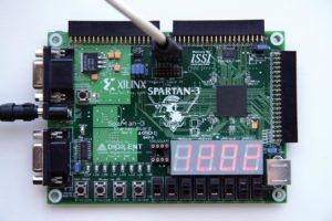 Abbildung 1: Das Starter Kit enthält neben dem FPGA (1) einen 2-MBit-Flash (2), Schnittstellen für PS/2 (3), VGA (4) und RS-232 (5), vier Taster (6), acht Schalter (7) und LEDs (8) sowie vier Sieben-Segment-Anzeigen.