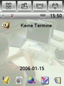 Abbildung 1: Der Desktop des Motorola A780 präsentiert sich aufgeklappt sehr aufgeräumt: Häufig genutzte Applikationen sind am unteren Rand aufgereiht, die Symbole oben erlauben den Zugriff auf die wichtigsten Telefon- und Nachrichtenfunktionen.