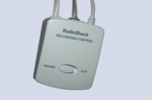 Abbildung 1: Ein Telefonverstärker leitet das Telefonsignal an die Soundkarte des Rechners, die es über das Device »/dev/dsp« weitergibt.