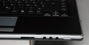 Abbildung 1: Der Schalter rechts an der Gerätefront wechselt bei ausgeschaltetem Notebook zwischen dem Grafikadapter im Chipsatz und dem Nvidia-Adapter.