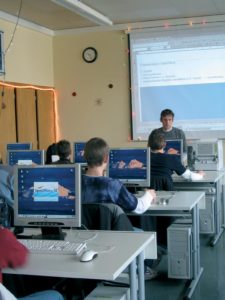 Abbildung 1: Unterricht mit Skolelinux. Diese achte Klasse aus Erding startet Open Office vom Terminalserver.