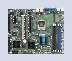 Abbildung 1: Die PCI-Slots sind meist nur mit 33 MHz getaktet, was die Transferrate auf 133 MByte/s beschränkt, während PCI-X bei 133 MHz Bustakt theoretisch 1 GByte/s erreicht. Die Zukunft ist PCI Express mit 240 MByte/s pro Datenkanal. Der x4-Anschluss besitzt gleich vier davon, der x16-Anschluss sogar 16.
