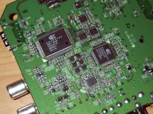 Abbildung 1: Die einfachste Hardwarediagnose besteht meist darin, das Gerät zu zerlegen. Die auf der Platinenunterseite des Medion MD95700 aufgelöteten Conexant-Chips sind alte Bekannte, für die es bereits Linux-Treiber gibt.