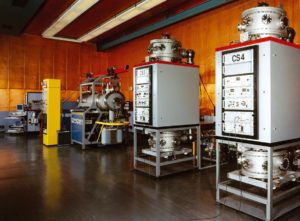 Abbildung 1: Die Physikalisch-Technische Bundesanstalt betreibt in Braunschweig eine Reihe von Atomuhren. Sie unterliegen lediglich einer Abweichung von ein bis drei milliardstel Sekunden pro Tag, also etwa einer millionstel Sekunde im Jahr. Per Funk oder Internet benutzen Computer diese Uhren als Referenz.