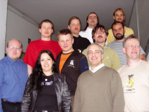 Abbildung 1: Das Kernteam der FSFE. Hinten: Jonas Öberg (Schweden), Bernhard Reiter (Deutschland), Georg Jakob (Österreich), Reinhard Müller (Österreich), Henrik Sandklef (Schweden). Mitte: Georg Greve (Deutschland), Peter Gerwinski (Deutschland), Alessandro Rubini (Italien). Vorne: Karin Kosina (Österreich), Stefano Maffulli (Italien) und Werner Koch (Deutschland)
