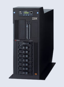 Abbildung 1: IBMs E-Server gibt es als Tower- und Rack-Variante, für die Konfiguration ist ein herkömmlicher IBM-Desktop-PC mit der speziellen Software fürs Hardware-Management erforderlich.