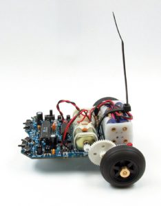 Abbildung 1: Der Lernroboter Asuro wurde in den Schullabors des DLR entwickelt. Mit zwei Motoren, sechs Kollisions-Sensoren und diversen Fotozellen hilft er die Grundlagen der Robotik zu verstehen.