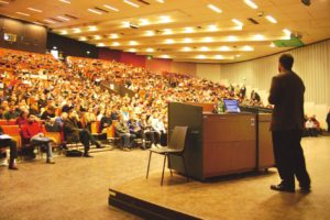Abbildung 1: Vor voll besetztem Saal: Jimmy Wales spricht auf der Fosdem 2005.