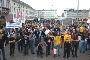 Abbildung 1: Demo gegen Softwarepatente in Karlsruhe mit mindestens 600 Teilnehmern. (Foto: Jan Wildeboer)