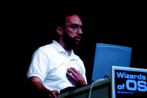 Abbildung 1: Der Wikipedia-Gründer Jimmy Wales auf der Konferenz "Wizards of OS 2004" in Berlin.