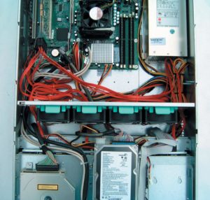 Abbildung 1: Ein großer Vorteil von SATA sind die nur zehn Millimeter schmalen roten Kabel. Im Gegensatz zu den breiten Flachbandkabeln bei Parallel-ATA und SCSI behindern sie den kühlenden Luftstrom im Inneren des Servers kaum.