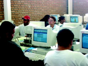 Abbildung 1: Die brasilianische Regierung ist schwer damit beschäftigt, Telecentros wie dieses im ganzen Land aufzubauen. Dort sollen Menschen den Umgang mit Computern und dem Internet lernen.