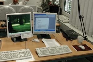 Abbildung 1: Zwei Desktops, also auch zwei Tastaturen und Mäuse? Das beansprucht einen unnötig großen Teil des stets zu knappen Speicherplatzes auf dem Schreibtisch.