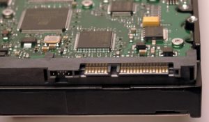 Abbildung 1: Die Serial-ATA-Spezifikation definiert zwei neue Anschlüsse für Daten (links) und Stromversorgung (rechts); hier die Aufnahme einer Seagate Barracuda SATA V, die auf dem Kopf liegt.