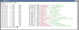Abbildung 1: Das Verzeichnis »/etc/rc2.d« eines Debian-Systems enthält symbolische Links zu den Startskripten für Runlevel 2. Der Name des Links (rot) entscheidet, welches Skript »rc« wann und mit welcher Option aufruft. Die Startskripte (grün) liegen an zentraler Stelle in »/etc/init.d«.