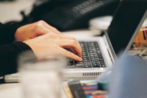 Abbildung 1: Wenn sich der Internetsurfer beim Tippen vertut, landet er auf der falschen Seite. Domain-Grabber nutzen typische Tippfehler aus - und ziehen so Besucher auf die eigene Homepage.