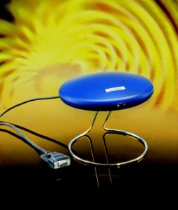 Abbildung 1: Die Neoclock 4X von Linum [9] offeriert unter dem Ufo zwei Antennen sowie einen DCF77- und TDF-Empfänger. Per serieller Schnittstelle mit bis zu 100 Meter Verlängerungskabel holt sich der Rechner die genaue Zeit von den Langwellensendern. 