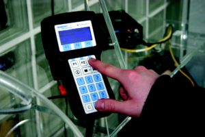 Abbildung 1: Die Bedieneinheit (BDE) des Mobidat-Systems zur Erfassung von Telematikdaten. Über sie steuert der Fahrer unter anderem den Versand von erfassten Daten an den Server.