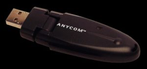 Abbildung 1: Der Bluetooth-USB-Adapter USB-220 von Anycom hat mit 100 Milliwatt Sendeleistung eine große Reichweite. Das Scharnier erlaubt eine bessere Ausrichtung der Antenne.