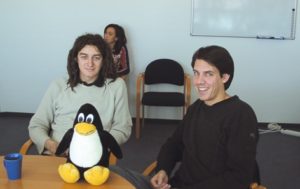 Abbildung 1: Marcelo Tosatti (links), Maintainer des 2.4er Kernels, im Interview mit Achim Leitner (Linux-Magazin). Im Hintergrund ist Marcelos Frau zu sehen.