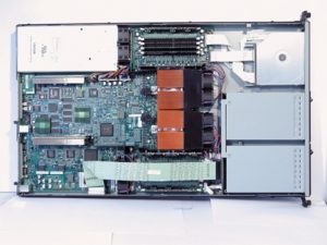 Abbildung 1: Das Mainboard des 1-HE-Servers ist noch teilweise handverdrahtet, das thermische Design lässt aber nichts zu wünschen übrig.