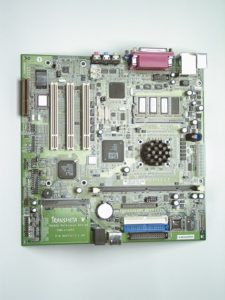 Abbildung 1: Der Crusoe TM-5800 auf dem Micro-ATX-Board wird rein passiv gekühlt, für Erweiterungen gibt es drei PCI- und einen Mini-PCI-Slot für Notebook-Erweiterungen.