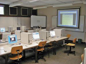 Abbildung 1: Die Rechner dieses Lehrpools an der Uni Freiburg arbeiten als Diskless Clients. Damit sie beim Booten das Netz nicht unnötig belasten, haben die Autoren in die Trickkiste gegriffen und beispielsweise das Netzwerk-Filesystem durch Remote-Blockdevices ersetzt.