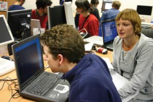 Abbildung 1: Usability-Expertin Ellen Reitmayr und der sehbehinderte Linux-Benutzer Lars Stetten testen Farbschemata und Vergrößerungssoftware für KDE.