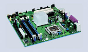 Abbildung 2: Mainboards, etwa das D915GUX von Intel, unterstützen schon heute den Einsatz von TPM-Modulen, die die Grundlage für DRM-Techniken liefern.