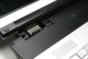 Abbildung 2: Das Display des Samsung M70 ist nur aufgesteckt. Sind die beiden Verriegelungsplatten auf der Unterseite erst ausgeklappt, lässt sich das Display im aufgeklappten Zustand nach hinten vom Notebook abziehen.