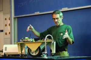     Abbildung 2: Michael Shiloh präsentiert den Linux-Roboter bei einer Veranstaltung [5] in San Francisco.    (Bild: © Scott Beale (Laughing Squid))  