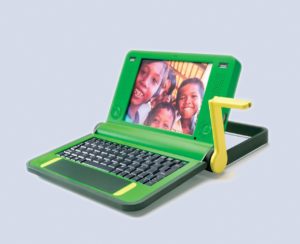 Abbildung 2: Mit dem 100-Dollar-Laptop versucht das Media Lab des Massachusetts Institute of Technology auch ärmeren Menschen den Zugang zu Informationstechniken zu ermöglichen.