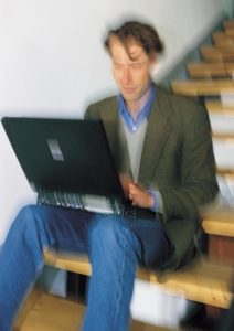 Abbildung 2: Ob die geistige Schöpfung innerhalb oder außerhalb der Arbeitszeiten stattfindet, lässt sich in der Praxis nicht immer so scharf trennen wie erforderlich.