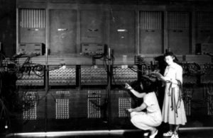 Abbildung 2: Zwei Frauen verdrahten Eniac für den Ablauf eines neuen Programms. Trotz der wertvollen Arbeit galten weibliche Bedienstete nur als zweitrangige Hilfskräfte.