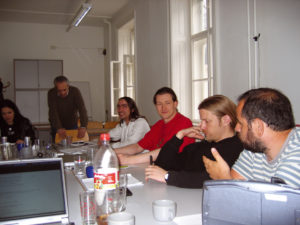 Abbildung 2: Karin Kosina, Stefano Maffulli, Reinhard Müller, Bernhard Reiter, Georg Jakob und Alessandro Rubini (von links) diskutieren in lockerer Runde die Ergebnisse der Arbeit der FSFE im abgelaufenen Jahr.