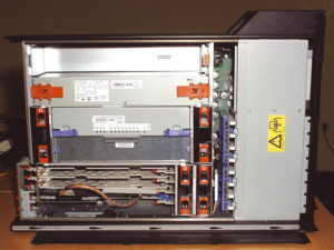 Abbildung 2: Der Open-Power-Server 720 von innen: Oben ist Platz für ein zweites Netzteil, in der Mitte sitzen die CPU-Module und unten die PCI-Slots.