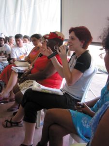 Abbildung 2: Fernanda Weiden diskutierte mit anderen Frauen über feministische Strömungen in der Freie- Software-Bewegung.