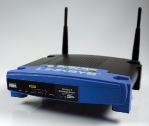 Abbildung 2: Die Linksys-Router WRT54G und WRT54GS begründen mit ihren verschiedenen Revisionen eine ganze Familie von Routern, auf denen die freie Linux-Firmware OpenWRT läuft. Je nach Modell unterscheiden sich jedoch die Anschlüsse, der Prozessortakt und die Speicherausstattung der Geräte.