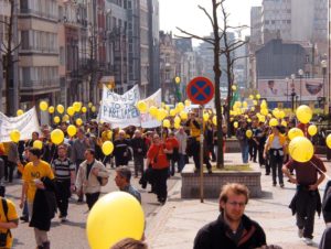 Abbildung 2: Demo gegen Softwarepatente in Brüssel im Frühjahr 2004. Nicht nur auf der Straße, sondern auch in Parlamenten und Unternehmen wächst die Zahl der Softwarepatent-Gegner. 