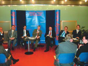 Abbildung 2: Diskussion im Deutschen Patentamt mit Raimund Lutz (Bundesjustizministerium), Florian Müller (MySQL), Uwe Schriek (Siemens), Jürgen Schade (DPMA), Prof. Dietmar Harhoff (Uni München), Gert Kolle (EPA) und Hartmut Pilch vom FFII (von links, Foto: Marco Schulze)