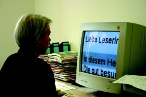 Abbildung 2: Sehbehinderte arbeiten oft mit starker Vergrößerung.