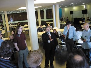 Abbildung 2: Im Kreise der Jünger: Eben Moglen, Rechtsexperte der FSF, doziert in der Cafeteria des Berliner Congress Centrums.
