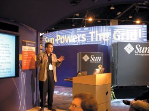 Abbildung 2: Ian Foster - er gilt wie Carl Kesselman als Grid Father - am Stand von Sun auf der Supercomputing 2001 in Denver. Der Slogan "Sun Powers The Grid" zeigt das eindringliche Interesse der Industrie an der neuen Technik.